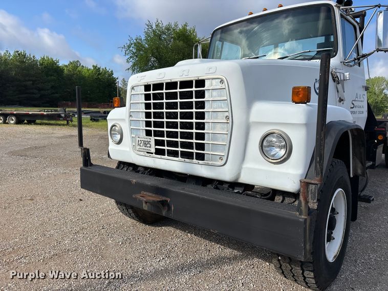 image for item DV4255 1977 Ford U800 flatbed truck