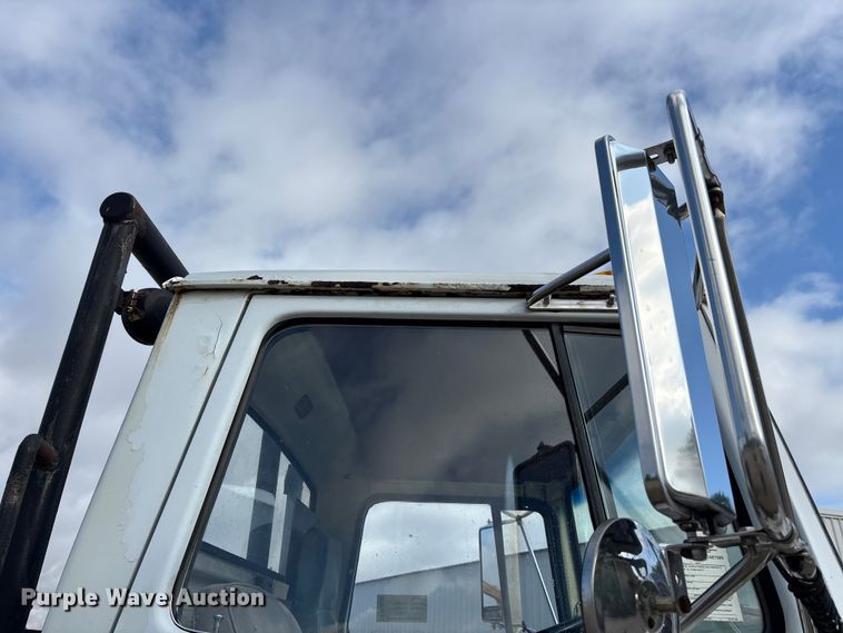 image for item DV4255 1977 Ford U800 flatbed truck
