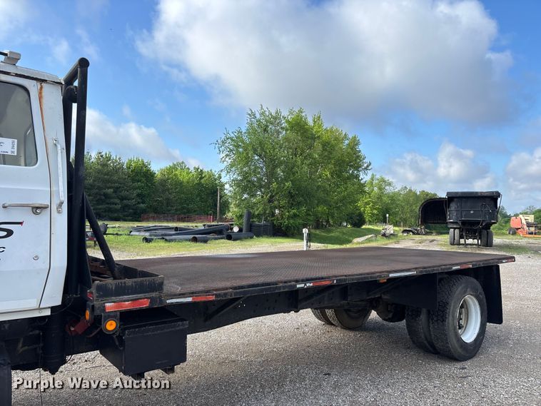 image for item DV4255 1977 Ford U800 flatbed truck