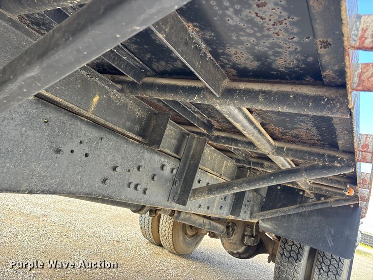 image for item DV4255 1977 Ford U800 flatbed truck