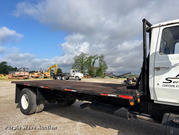 image for item DV4255 1977 Ford U800 flatbed truck