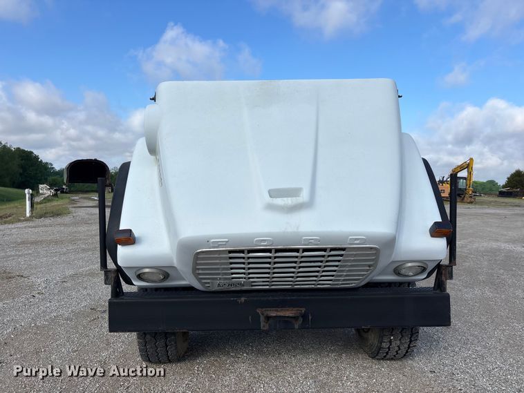image for item DV4255 1977 Ford U800 flatbed truck