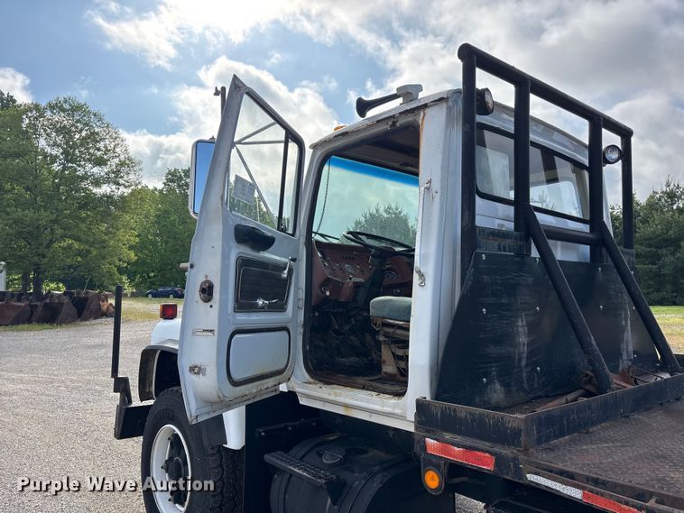 image for item DV4255 1977 Ford U800 flatbed truck