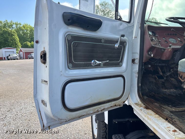 image for item DV4255 1977 Ford U800 flatbed truck