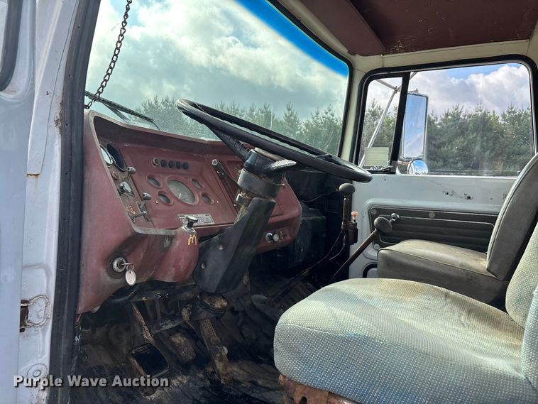 image for item DV4255 1977 Ford U800 flatbed truck