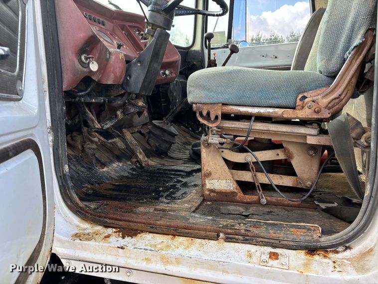 image for item DV4255 1977 Ford U800 flatbed truck