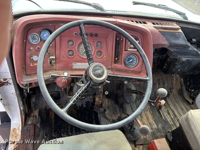 image for item DV4255 1977 Ford U800 flatbed truck