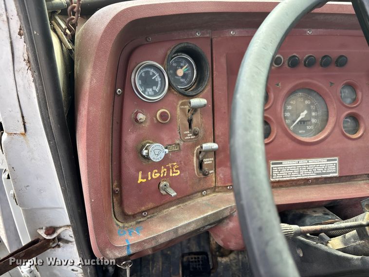 image for item DV4255 1977 Ford U800 flatbed truck