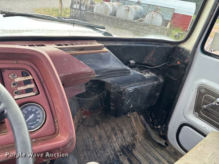 image for item DV4255 1977 Ford U800 flatbed truck