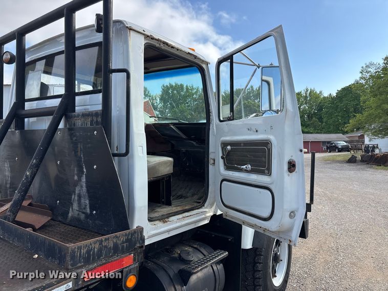 image for item DV4255 1977 Ford U800 flatbed truck