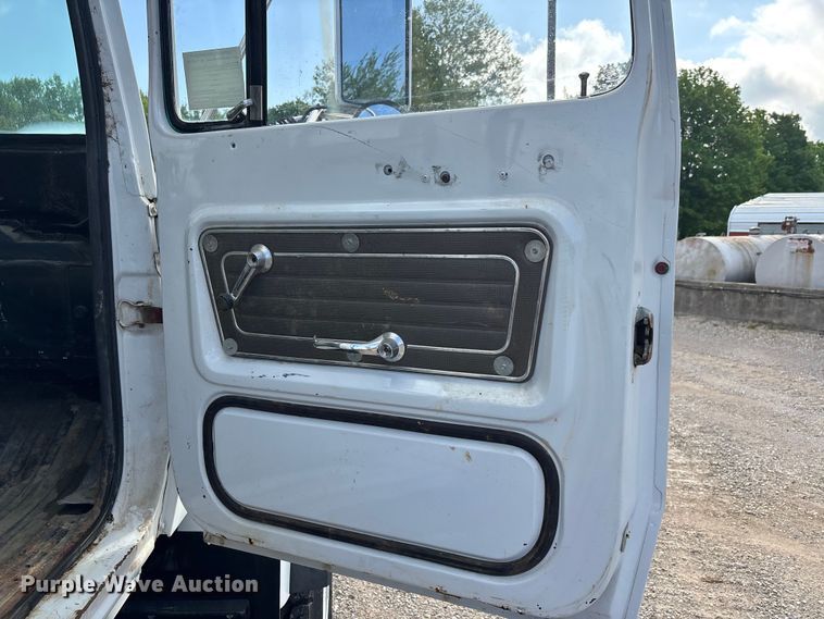 image for item DV4255 1977 Ford U800 flatbed truck