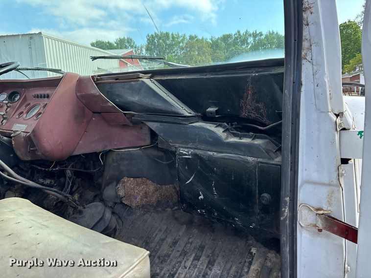 image for item DV4255 1977 Ford U800 flatbed truck