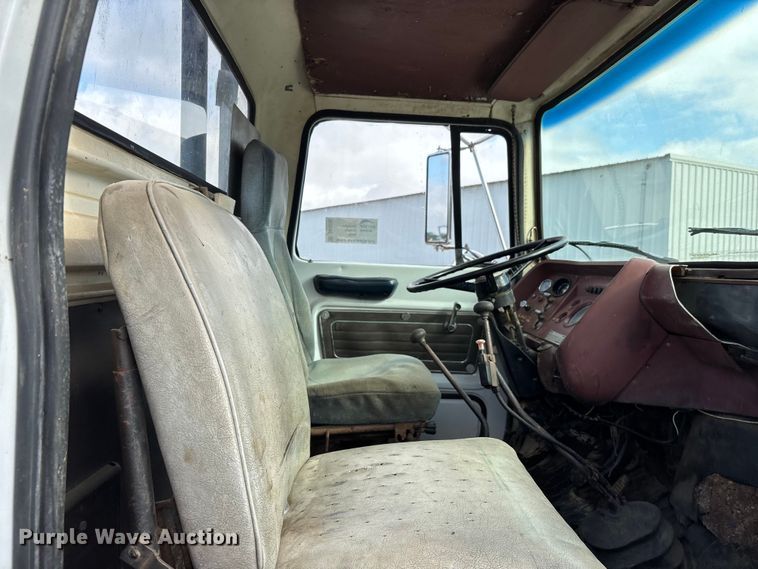 image for item DV4255 1977 Ford U800 flatbed truck