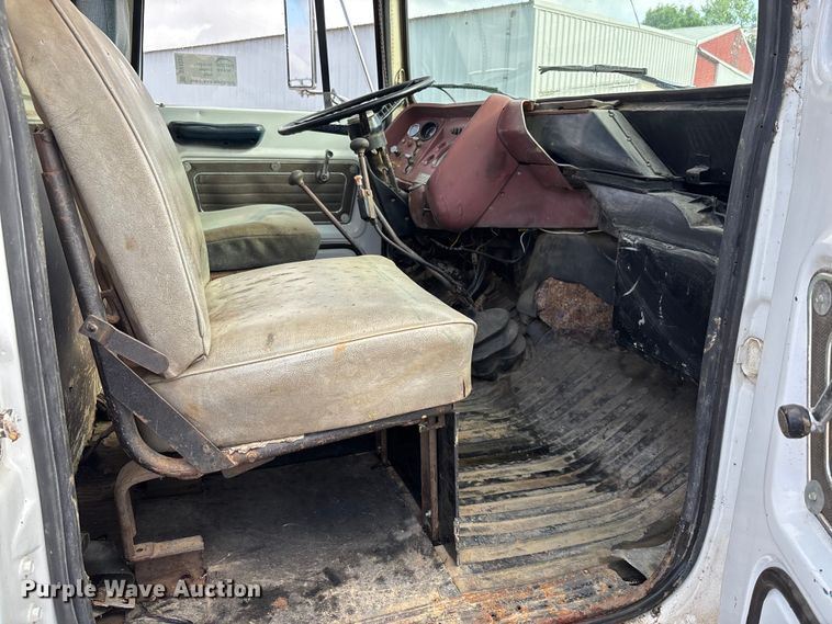 image for item DV4255 1977 Ford U800 flatbed truck