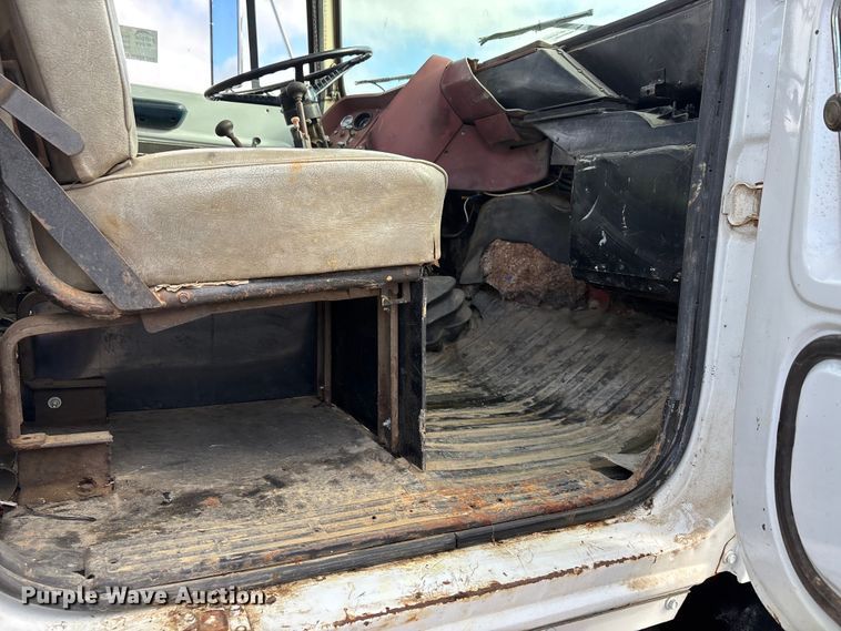 image for item DV4255 1977 Ford U800 flatbed truck