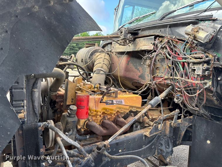 image for item DV4255 1977 Ford U800 flatbed truck