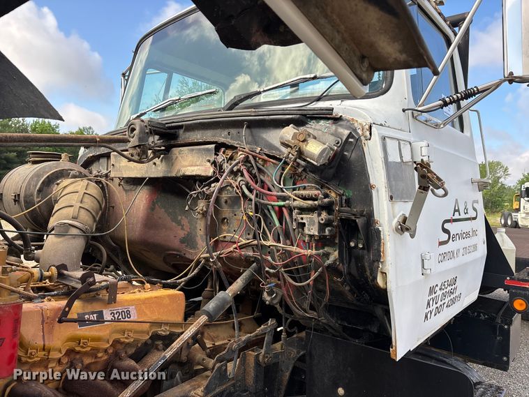 image for item DV4255 1977 Ford U800 flatbed truck
