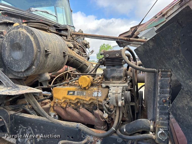 image for item DV4255 1977 Ford U800 flatbed truck