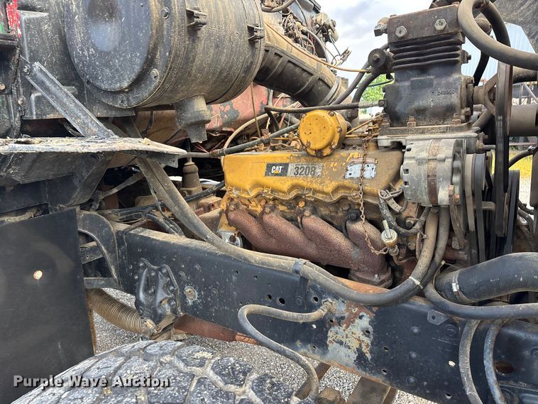 image for item DV4255 1977 Ford U800 flatbed truck