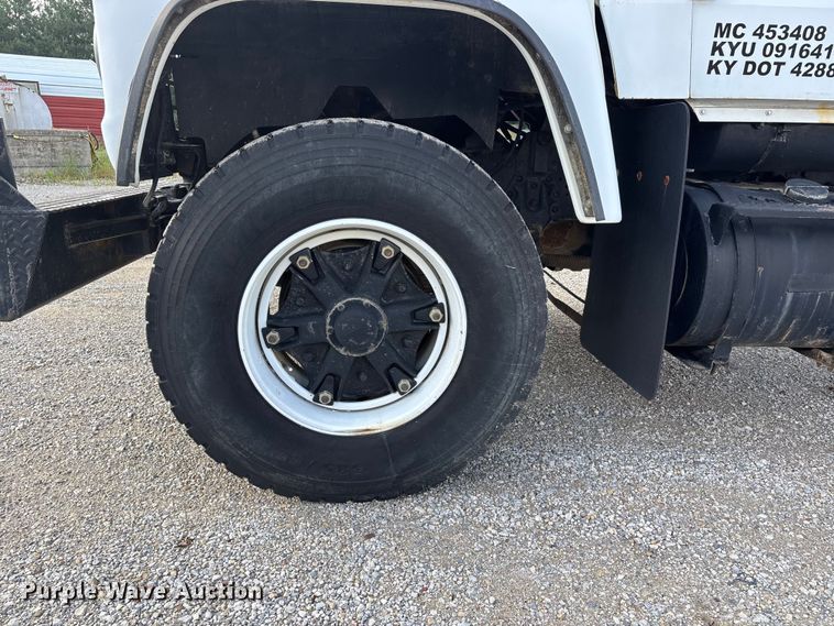 image for item DV4255 1977 Ford U800 flatbed truck