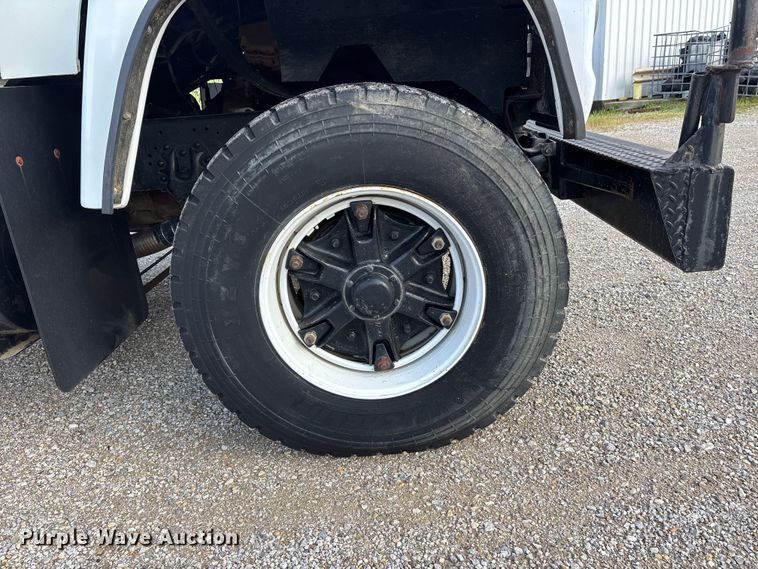 image for item DV4255 1977 Ford U800 flatbed truck