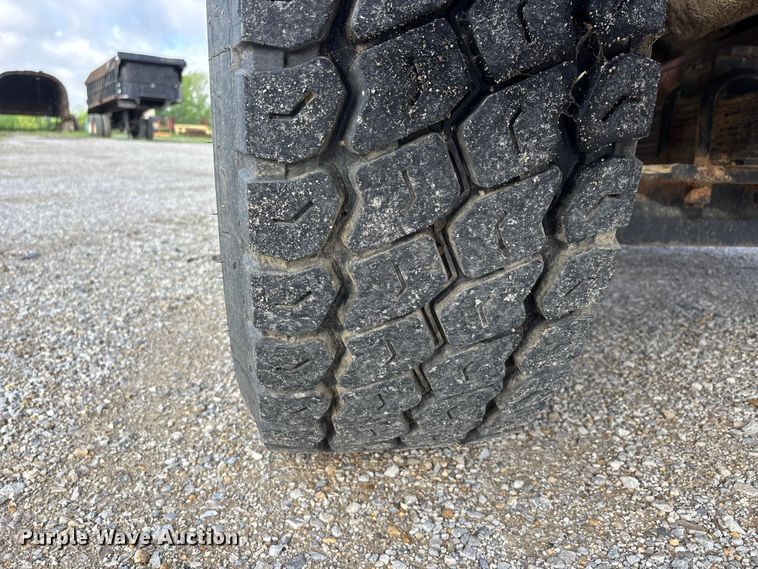 image for item DV4255 1977 Ford U800 flatbed truck
