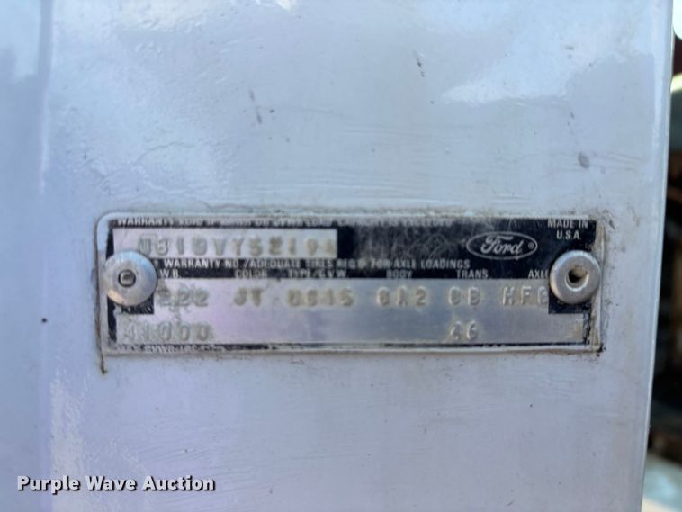 image for item DV4255 1977 Ford U800 flatbed truck