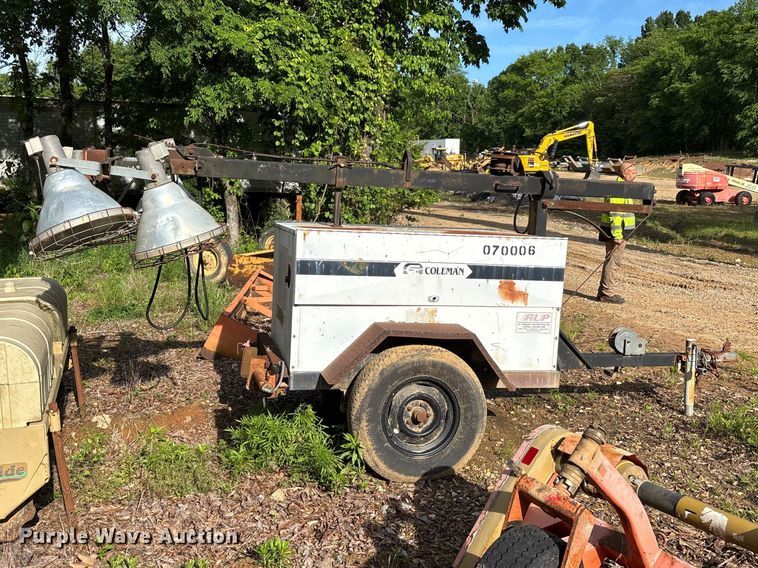 image for item DV4285 Coleman MH4000RDKH light plant