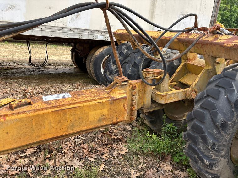 image for item DV4288 2000 Reynolds 17C scraper