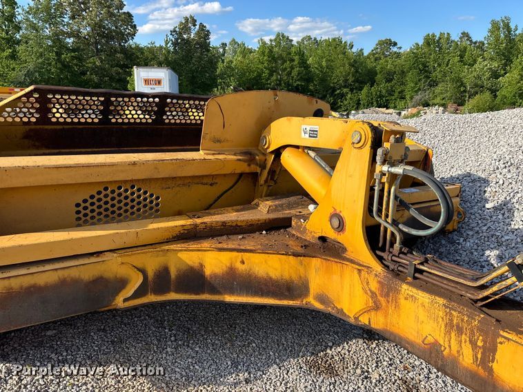 image for item DV4309 John Deere 1812C scraper