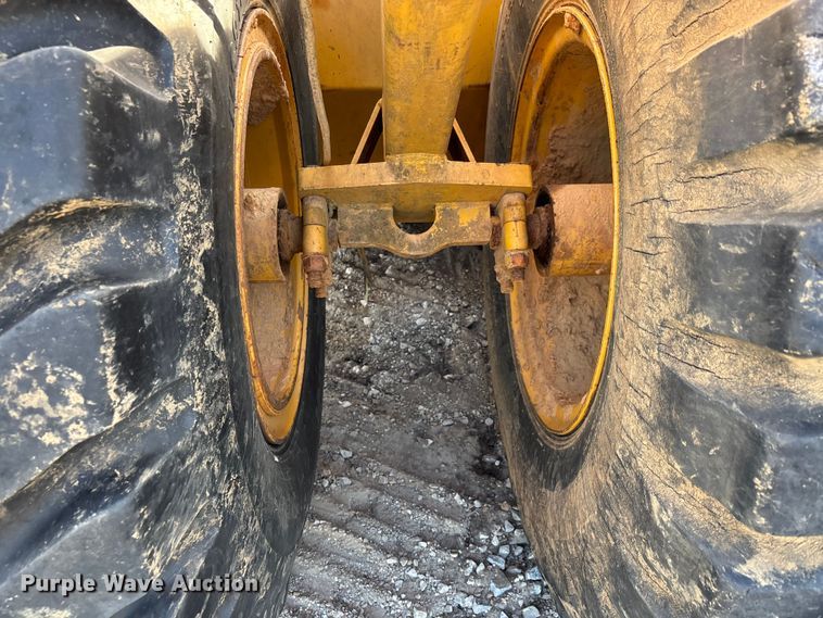 image for item DV4311 John Deere 1812C scraper