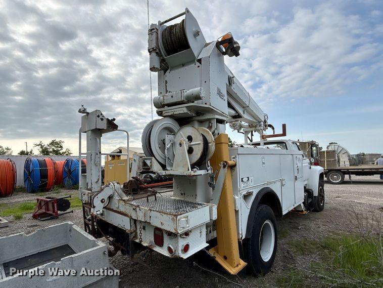 image for item DZ4429 1991 Ford F800 digger derrick truck