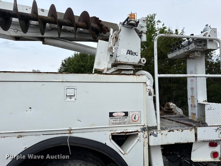 image for item DZ4429 1991 Ford F800 digger derrick truck