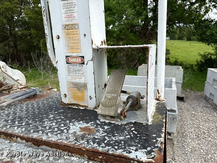 image for item DZ4429 1991 Ford F800 digger derrick truck
