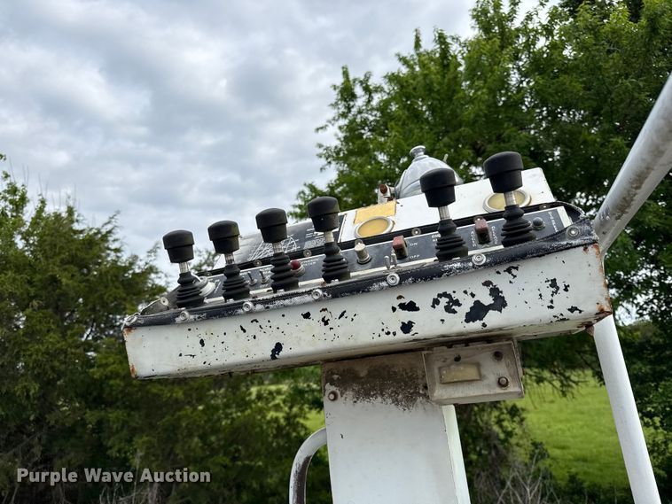 image for item DZ4429 1991 Ford F800 digger derrick truck