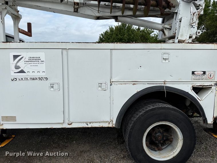 image for item DZ4429 1991 Ford F800 digger derrick truck