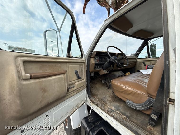 image for item DZ4429 1991 Ford F800 digger derrick truck