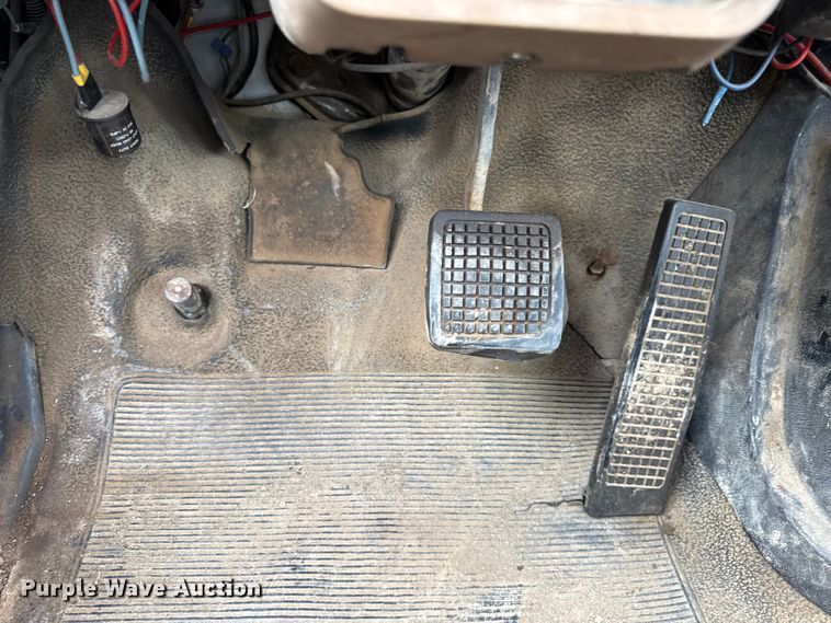image for item DZ4429 1991 Ford F800 digger derrick truck