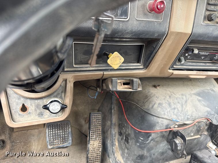 image for item DZ4429 1991 Ford F800 digger derrick truck