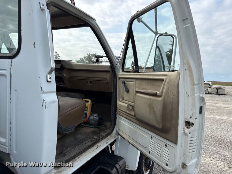 image for item DZ4429 1991 Ford F800 digger derrick truck