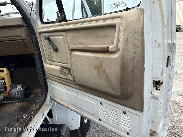 image for item DZ4429 1991 Ford F800 digger derrick truck