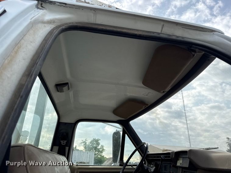 image for item DZ4429 1991 Ford F800 digger derrick truck
