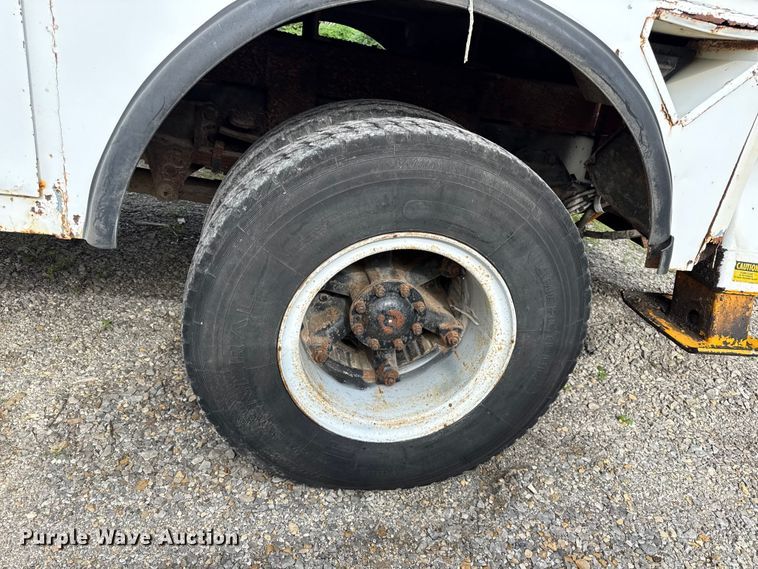image for item DZ4429 1991 Ford F800 digger derrick truck