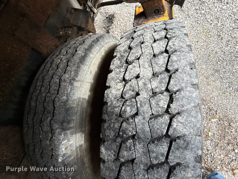 image for item DZ4429 1991 Ford F800 digger derrick truck