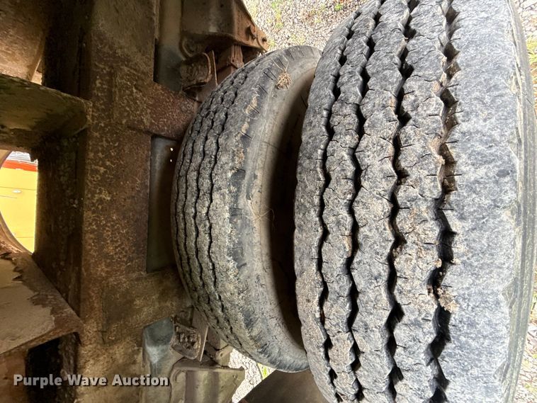image for item DZ4429 1991 Ford F800 digger derrick truck