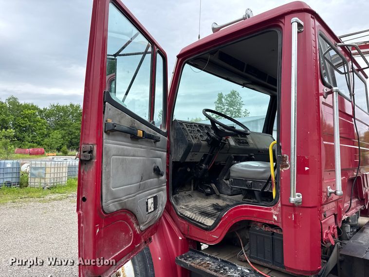 image for item DZ4459 2000 Freightliner FL80 utility / service truck