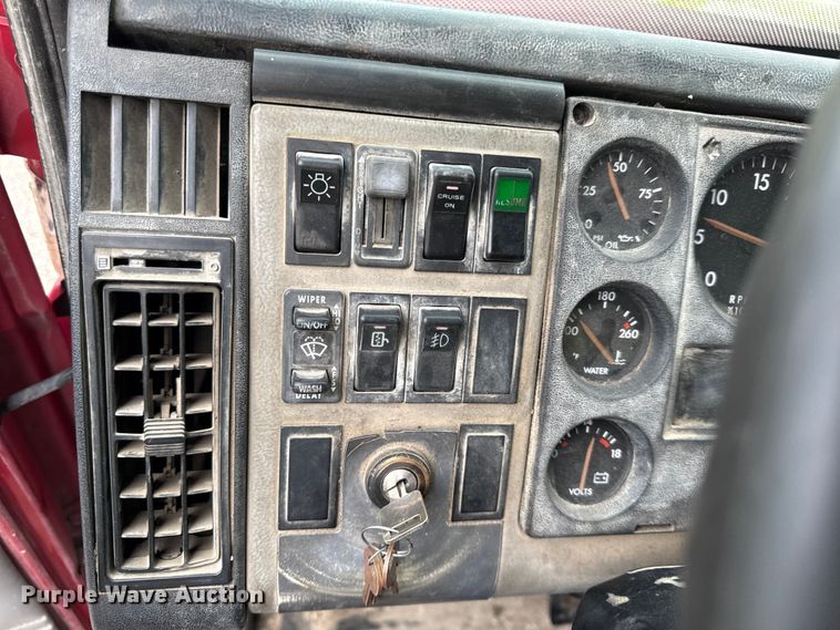 image for item DZ4459 2000 Freightliner FL80 utility / service truck
