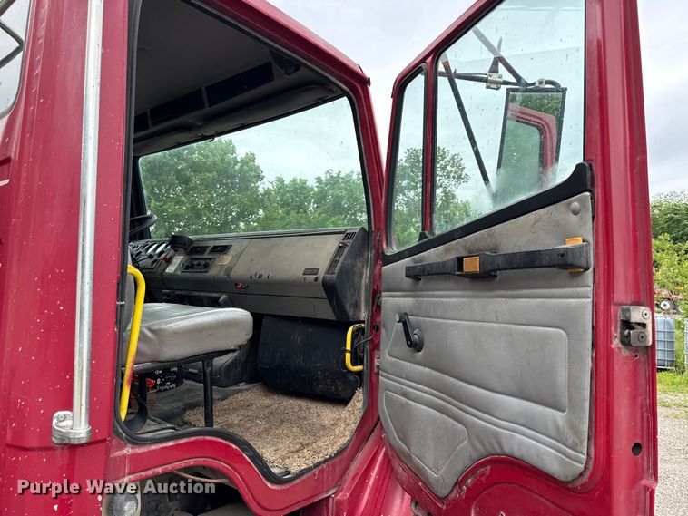 image for item DZ4459 2000 Freightliner FL80 utility / service truck