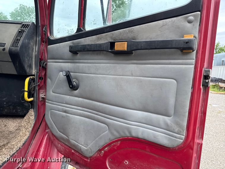 image for item DZ4459 2000 Freightliner FL80 utility / service truck