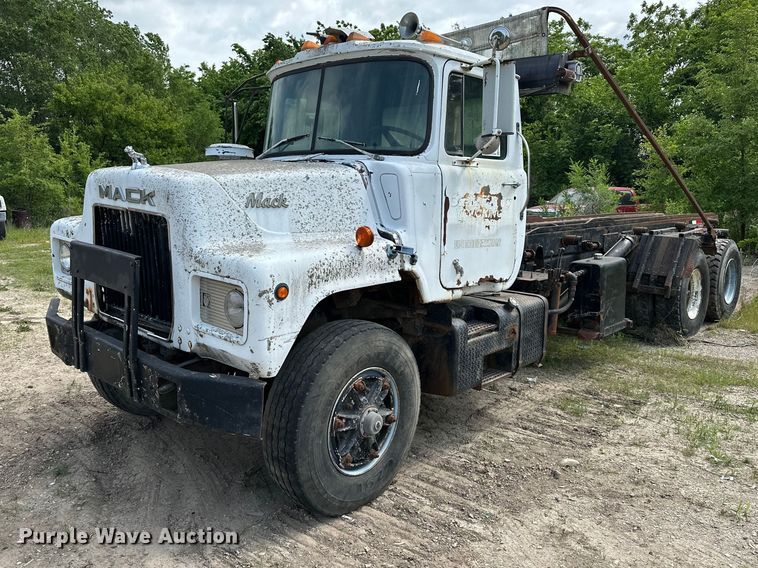 image for item EA4883 1987 Mack DM685S roll-off container truck